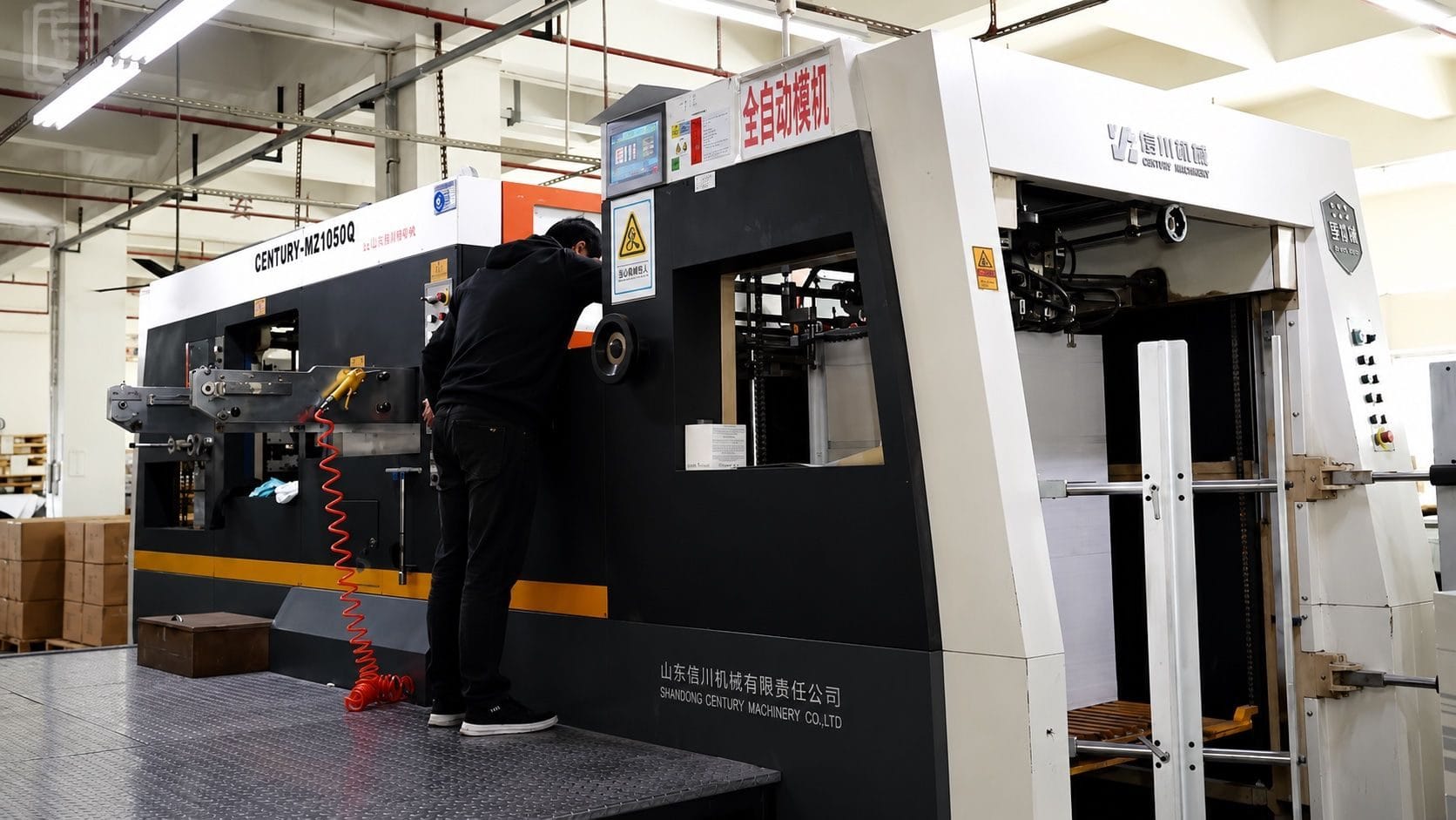 Automatic die-cutting machine used in paper packaging production